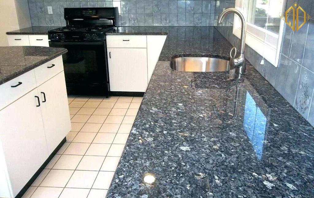 Blue Pearl Granite op lat nha bep