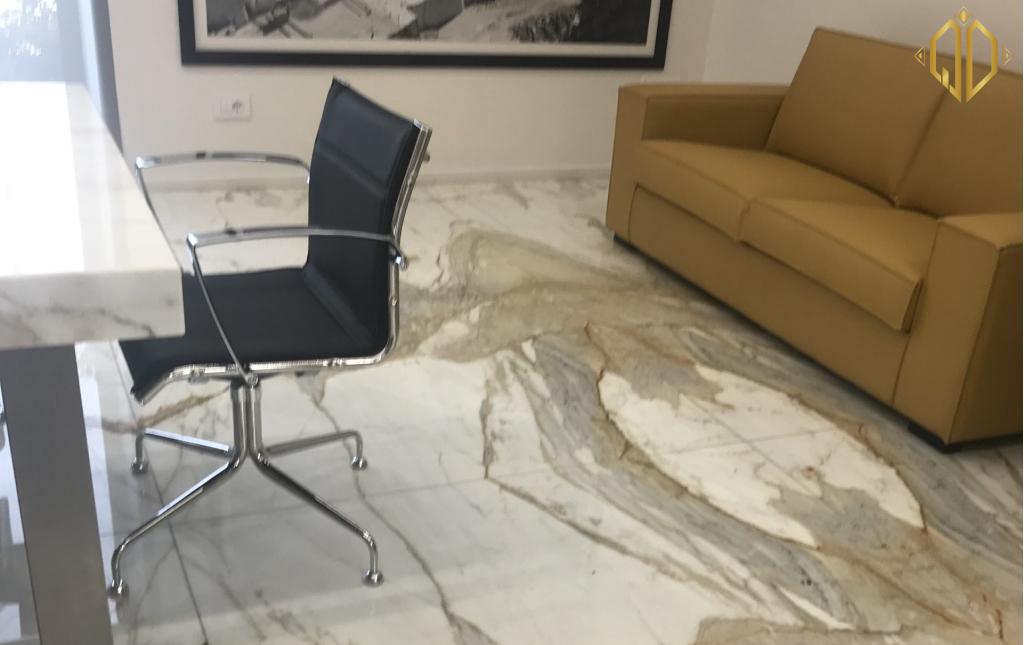 calacatta gold marble op lat san nha