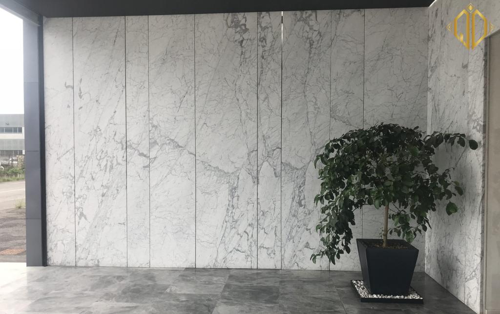 carrara-giao-white-marble-op-lat-tuong
