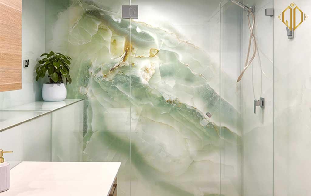 green onyx op lat phong tam