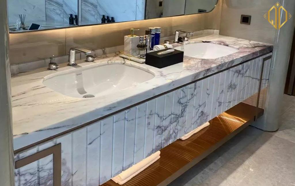 lilac white marble op lat lavabo